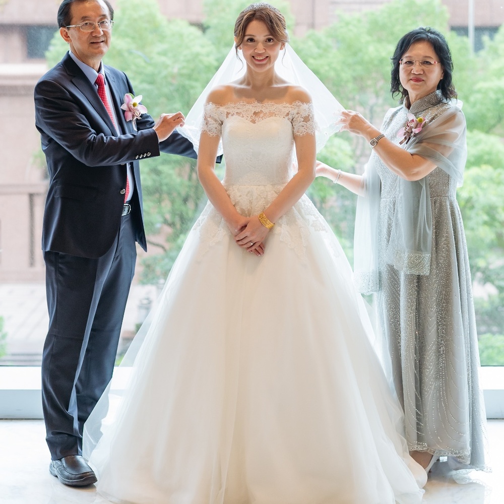 Robert Bullock wedding dress (with 2 FREE veils!)